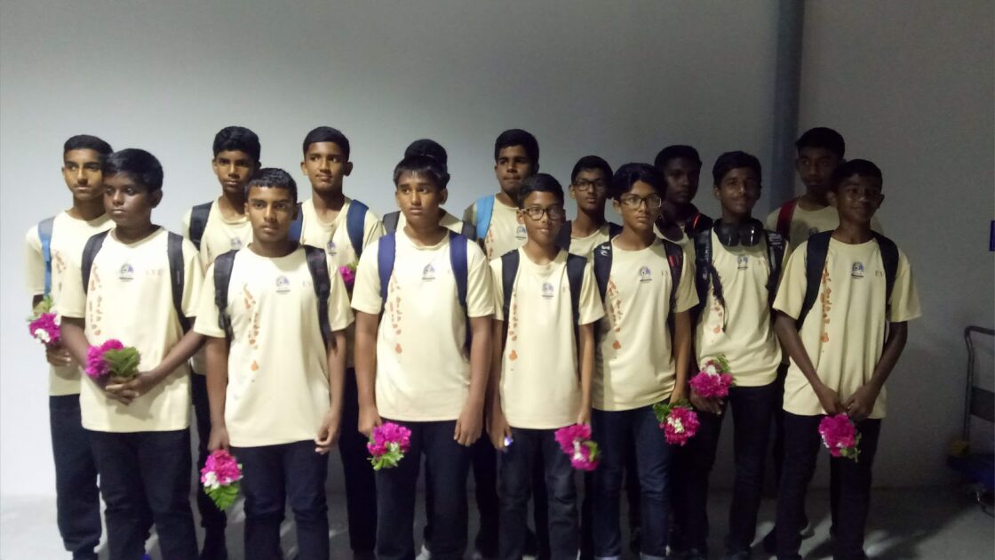 މީދޫގައި ހިންގާ އީޓީއެފްއޭ ގެ ޓީމަކާ ވާދަކުރުމަށް މާލެން މީދޫއަށް އައި ފުޓްބޯޅަ ޓީމެއް- މިޓީމް މީދޫއަށް ގެނެސްދީފައިވަނީ ހީނާ ސަލީމް