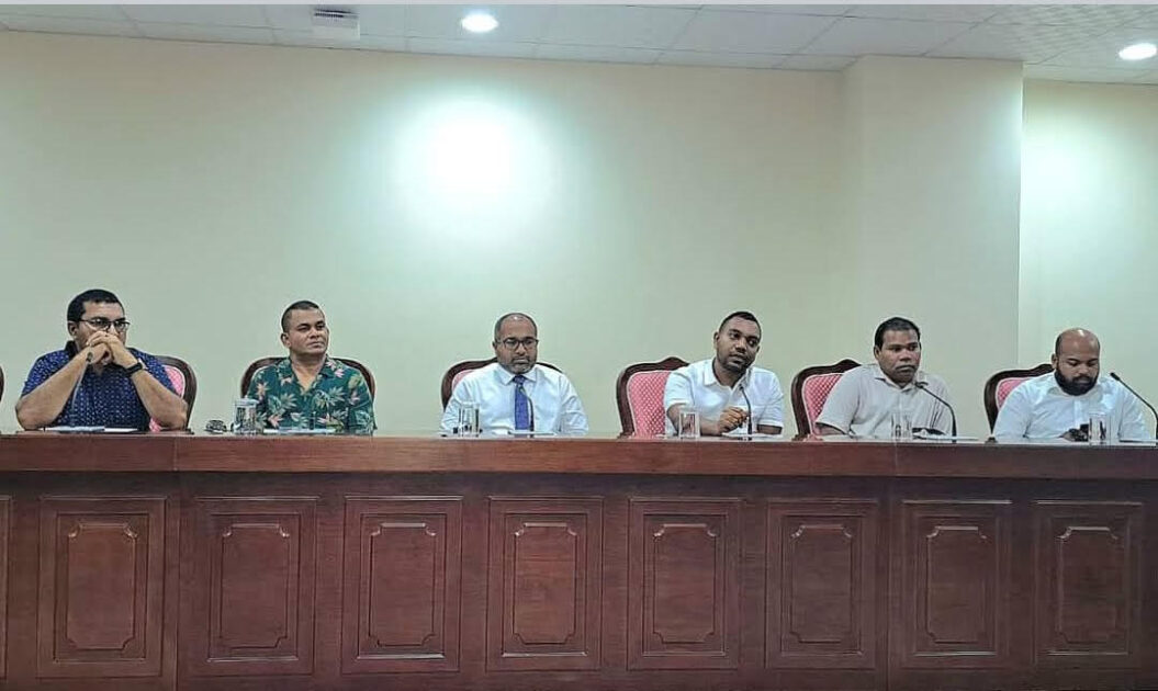 ރަށުކައުންސިލް ހެދުމަށް އައްދު ހިމެނޭހެން އައްޑޫ މެމްބަރުން ވަނީ މަޖިލިހުގެ ލާމަރުކަޒު ކޮމިޓީގައި މަޝްވަރާކޮށްފައި
