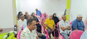 އައްޑޫ ސިޓީ ކައުންސިލްގެ އިދާރީ އޮނިގަނޑަށް ބަދަލު ގެނައުމާ ގުޅޭގޮތުން މީދޫ ރަށްޔިތުންނަށް މައުލޫމާތު ދިނުމަށް ބޭއްވުނު ބައްދަލުވުމުގެ ތެރެއިން 11-10-2025
