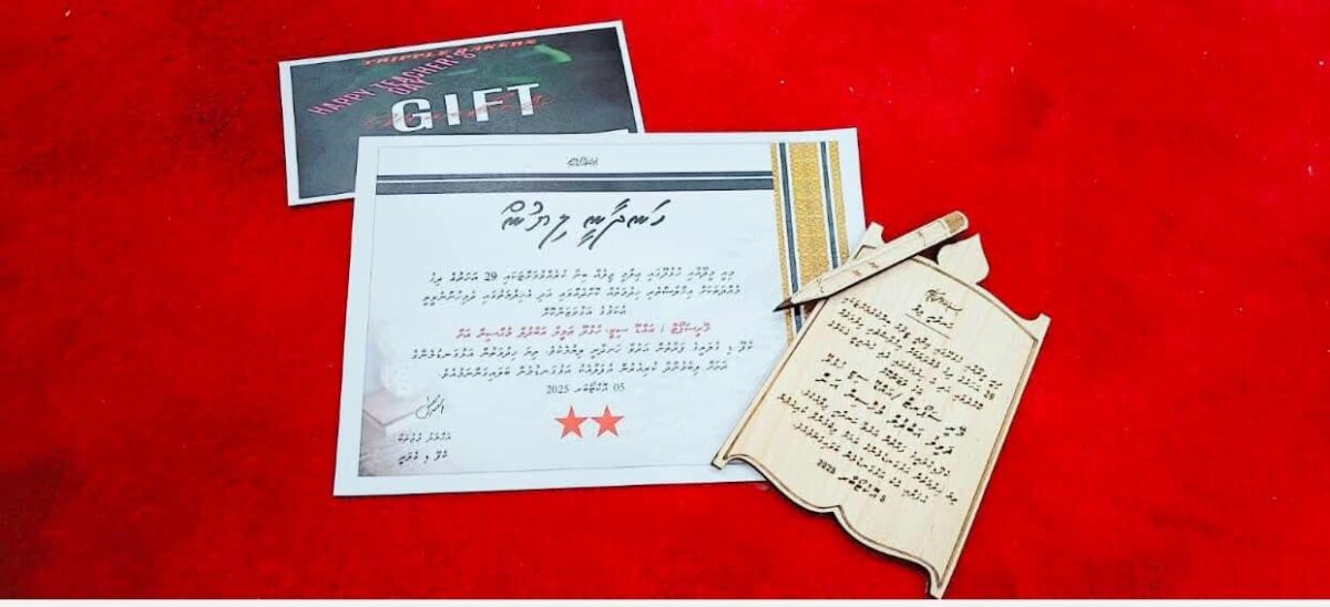 " ކެފޭ ދި ގެލަރީ " ގެ ޓީޗަރުންގެ އަގުވަޒަން ކުރުމަށް ދެއްވި ހަނދާނީލިއުމާއި ހަނދާނީ ފިލާ އަދި ގިފްޓް