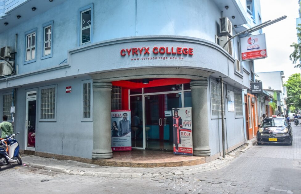 ސައިރިކްސް ކޮލެޖަކީ ދިވެހިރާއްޖޭގައި މަތީ ތަޢުލީމުދޭ މަރުކަޒެކެވެ. މި ކޮލެޖުގެ ތަޖުރިބާކާރު މުދައްރިސުންގެ އެހީގައި، ކައުންސިލަރުންނަށް ބޭނުންވާ ޢިލްމާއި ހުނަރު ފުރިހަމައަށް ފޯރުކޮށްދިނުމަށް ވަނީ ރޭވިފައެވެ.