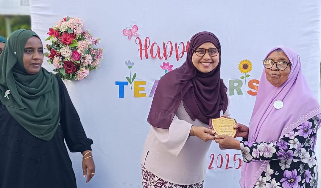 20 އަހަރަށްވުރެ ގިނަ ދުވަހު އަކުރު ދަސްކޮށްދިނުމަށް ވޮށުފިލާ އަޅައިދެމުންއަންނަ މީދޫ ، ކުދިމާވާދީ، ނިސްރީން އަލީ