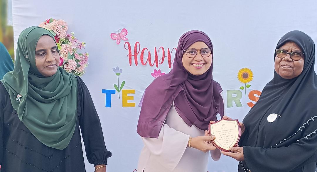 20 އަހަރަށްވުރެ ގިނަ ދުވަހު އަކުރު ދަސްކޮށްދިނުމަށް ވޮށުފިލާ އަޅައިދެމުންއަންނަ މީދޫ ފަރުދާގޭ އާއިޝަތު ދީދީ