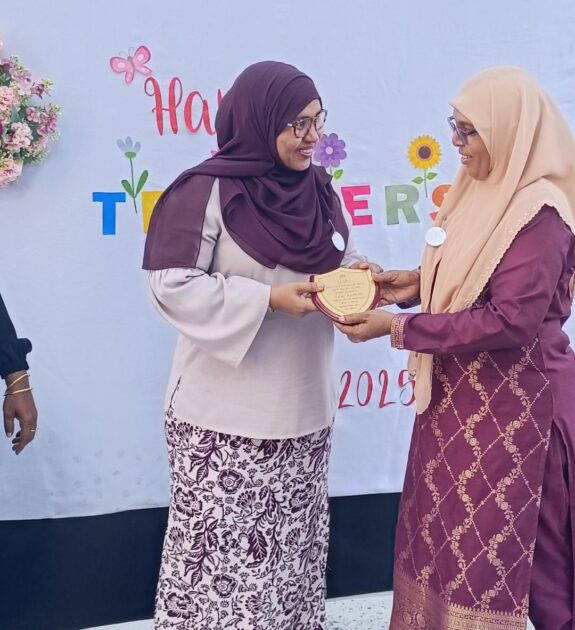 20 އަހަރަށްވުރެ ގިނަ ދުވަހު އަކުރު ދަސްކޮށްދިނުމަށް ވޮށުފިލާ އަޅައިދެމުންއަންނަ މީދޫ ސާހިލް، މަރިޔަމް ވާއީ- މަރިޔަމް ވާއީގެ ބަދަލުގައި ފާތުމަތު ނާޖީ