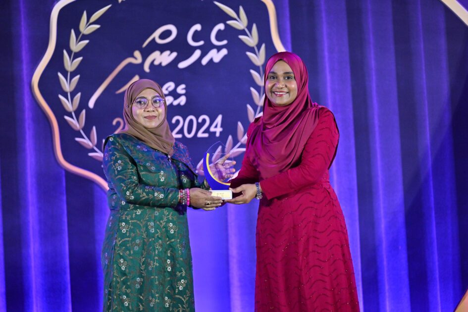 މުޖުތަމައުއަށް އަގުހުރި ހިދުމަތްތަކެއް ކޮށްދެއްވާ އަންހެން ބޭފުޅުންނަށް ދޭ، ރެހެންދި އެވޯޑް ލިބުނު އައްޑޫސިޓީ، ފަރިމާގޭ އާއިޝަތު ވަހީދާ .