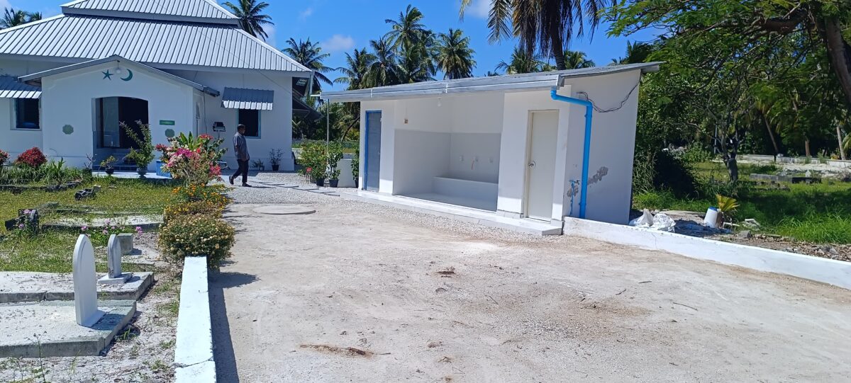 ހުޅުދޫ ގަބުރުސްތާނުގެ ވޯކްވޭގައި ހުރި ހިޔާދޭ ގަސްތައް ކަނޑާލުމުން މިހާރު ގަބުރުސްތާނު މިސްކިތައް ދިއުމުން އެސަރަހައްދުގެ ހޫނު ގަދަވެފައިވާކަން އަޅުގަނޑުމެންނަށް ފެންނަމުން މިދަނީއެވެ.