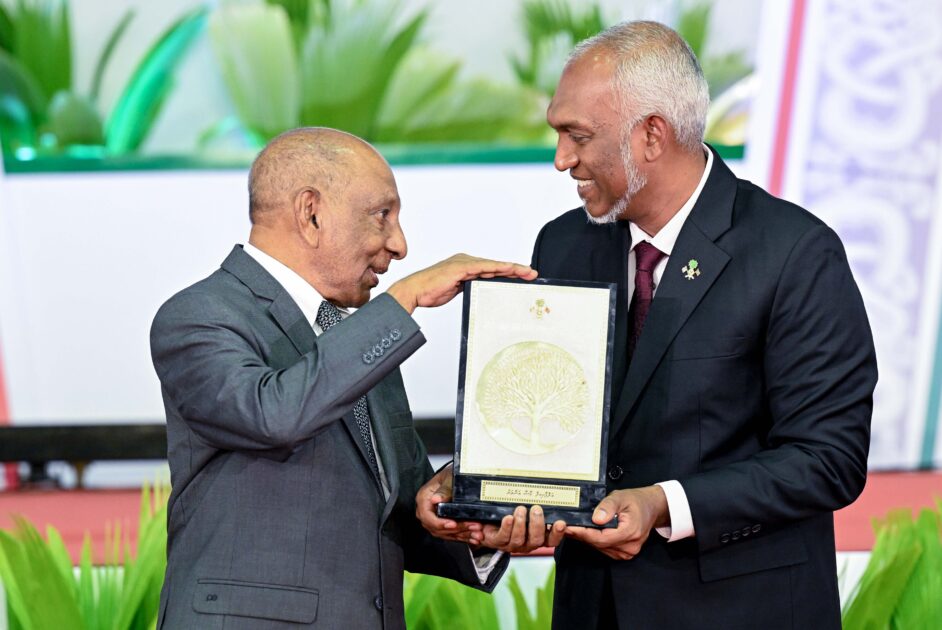 މޫސާ އަންވަރު، ރާއްޖޭގެ ޞިއްޙީ ދާއިރާއަށް 40 އަހަރަށްވުރެ ގިނަ ދުވަހު ޚިދުމަތް ކުރައްވާފައިވެއެވެ. އޭގެތެރެއިން 30 އަހަރަށްވުރެ ގިނަ ދުވަސް، ހޭދަކުރެއްވީ ދައުލަތުގެ ޚިދުމަތުގައެވެ. މޫސާ އަންވަރު، ދައުލަތުގެ ވަޒީފާއިން ރިޓަޔަރ ކުރެއްވީ، 23 ޖުލައި 2009 ގައެވެ.