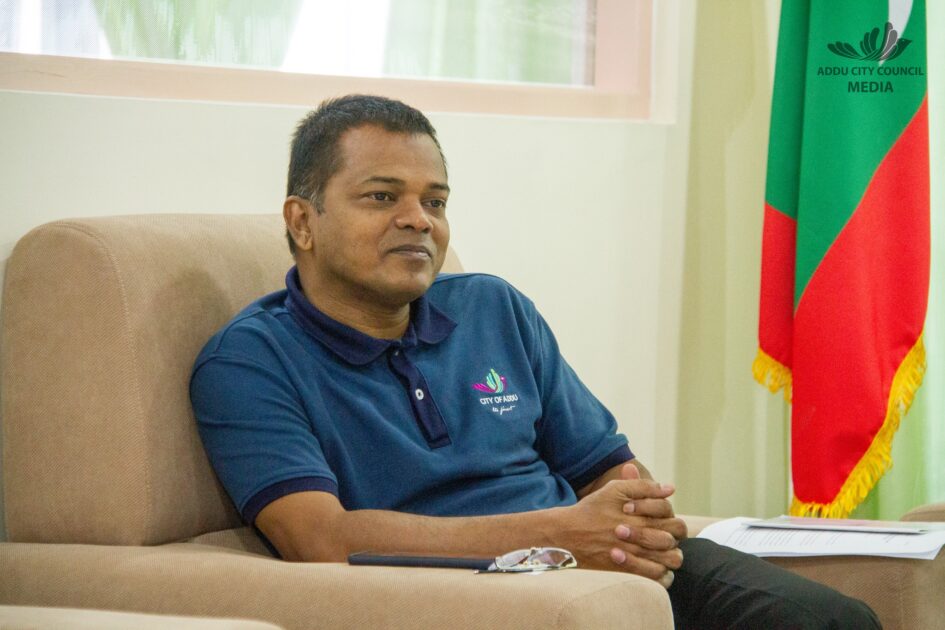 އައްޑޫސިޓީގެ މޭޔަރު އަލީ ނިޒާރު: ހުޅުދޫ، މީދޫއަށް ސްވިޕަރު ފޮނުވައިދޭނެކަމަށް ނިޒާރުވަނީ ވައުދުވެވަޑައިގެންފައި 