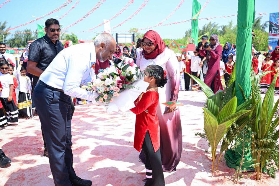 ހުޅުދޫ-މީދޫއިން ރައީސް މުއިއްޒަށް ދެންނެވީ ތާރީޚީ މަރުހަބާއެއް