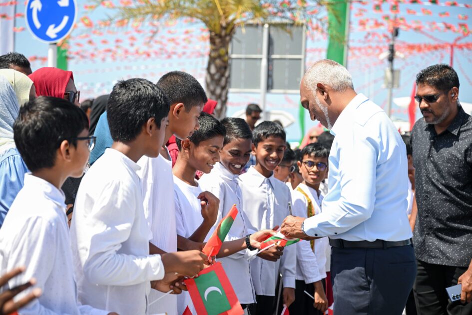 ހުޅުދޫ-މީދޫއިން ރައީސް މުއިއްޒަށް ދެންނެވީ ތާރީޚީ މަރުހަބާއެއް