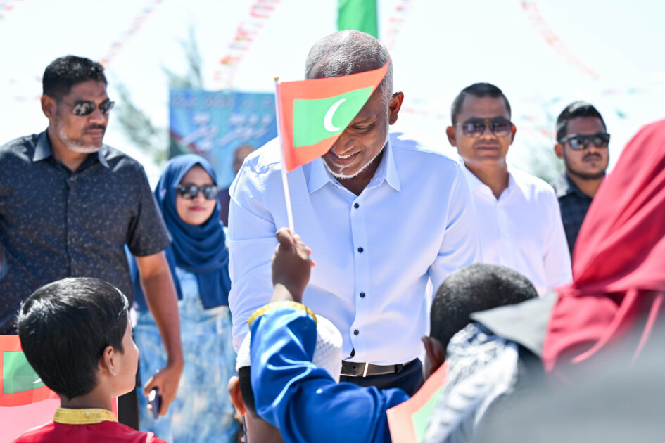 ހުޅުދޫ-މީދޫއިން ރައީސް މުއިއްޒަށް ދެންނެވީ ތާރީޚީ މަރުހަބާއެއް
