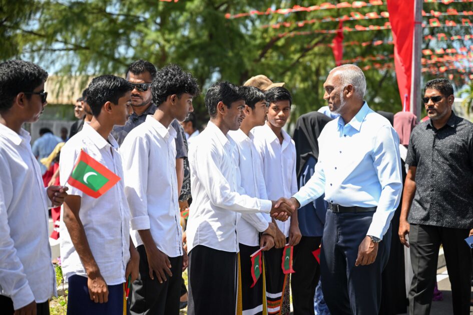 ހުޅުދޫ-މީދޫއިން ރައީސް މުއިއްޒަށް ދެންނެވީ ތާރީޚީ މަރުހަބާއެއް