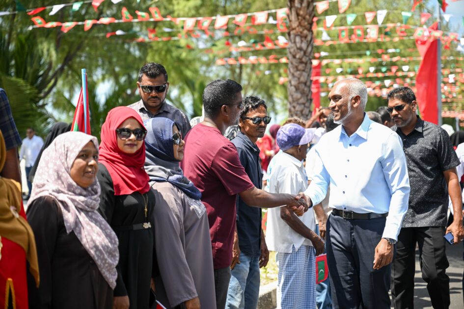 ހުޅުދޫ-މީދޫއިން ރައީސް މުއިއްޒަށް ދެންނެވީ ތާރީޚީ މަރުހަބާއެއް