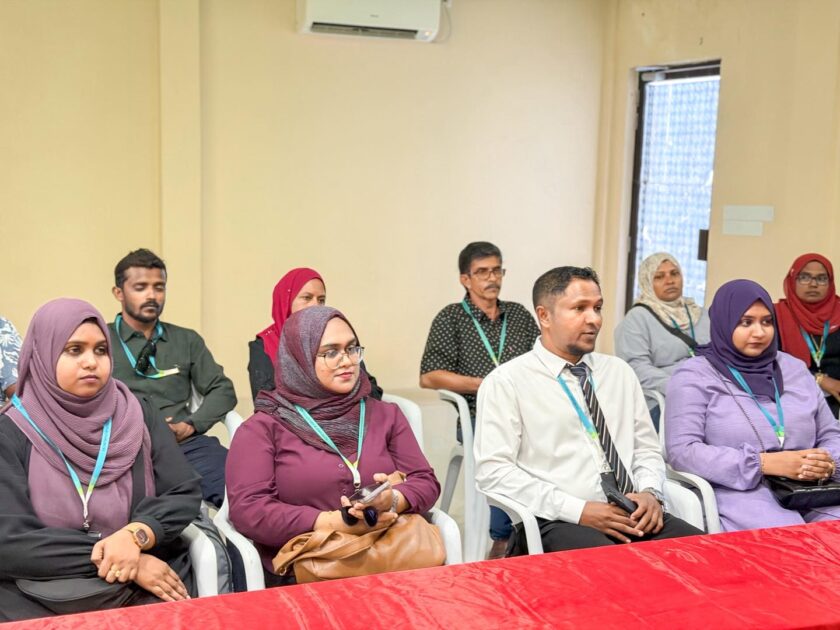 ހުޅުދޫ އަވަށު އޮފީހުގެ މުވައްޒަފުން މަސައްކަތުގެ ތަޖުރިބާ ހޯދުމަށް ކ. އަތޮޅަށް ކުރި ޒިޔާރަތުގެ ތެރެއިން މާލެ އަތޮޅު ތުލުސްދޫ ކައުންސިލްގެ އިދާރާ އާއި ބައްދަލަ ކުރެއްވުން.