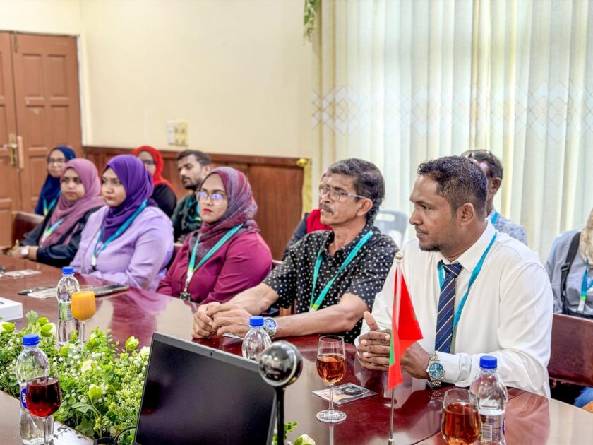 ހުޅުދޫ އަވަށު އޮފީހުގެ މުވައްޒަފުން މަސައްކަތުގެ ތަޖުރިބާ ހޯދުމަށް ކ. އަތޮޅަށް ކުރި ޒިޔާރަތުގެ ތެރެއިން މާލެއަތޮޅު އަތޮޅު ކައުންސިލްގެ އިދާރާ އާއި ބައްދަލަ ކުރެއްވުން.