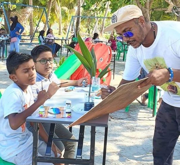 ހުޅުދޫ ދާއިރާގެ ކައުންސިލް މެންބަރުކަމަށް ކުރިމަތިލައްވާފައިވާ އިބްރާހިމް ސަމީއުއަކީ ޒުވާން، ހީވާގި ޝަޚްސިއްޔަތެއް