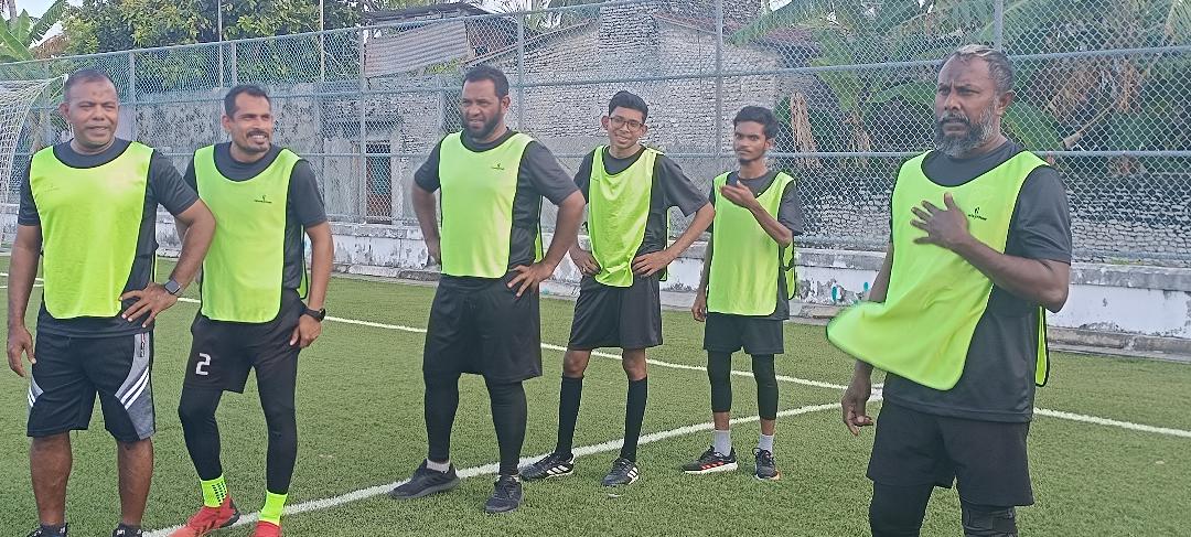 ރަށުގައި ތަމްރީނު ލިބިފައިވާ ރެފްރީން ތިބުމުން، ރަށުގައި ބާއްވާ މުބާރާތްތަކަށް ބޭރުން ރެފްރީން ގެނައުމަށް ކުރަންޖެހޭ ޚަރަދު ކުޑަވެގެންދާނެއެވެ.