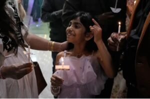 އިންޑިއާގެ ހައިދަރުއާބާދުގައި ހުންނަ ސެންޓިނަރީ މެތޮޑިސްޓް ޗާޗުގައި، އާ އަހަރު ފާހަގަކުރުމަށް ބޭއްވި އަޅުކަމުގެ ތެރެއިން ދުޢާކުރުމަށްފަހު، އަންހެން ކުއްޖެއްގެ މޫނުމަތިން ފެންނަ އަސަރުތައް. [ފޮޓޯ: މަހޭޝް ކުމާރު އޭ/ އޭޕީ]