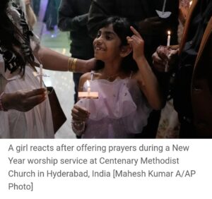 އިންޑިއާގެ ހައިދަރުއާބާދުގައި ހުންނަ ސެންޓިނަރީ މެތޮޑިސްޓް ޗާޗުގައި، އާ އަހަރު ފާހަގަކުރުމަށް ބޭއްވި އަޅުކަމުގެ ތެރެއިން ދުޢާކުރުމަށްފަހު، އަންހެން ކުއްޖެއްގެ މޫނުމަތިން ފެންނަ އަސަރުތައް. [ފޮޓޯ: މަހޭޝް ކުމާރު އޭ/ އޭޕީ]