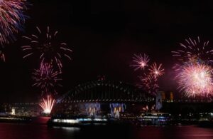 އާ އަހަރު ފާހަގަކުރުމުގެ ގޮތުން ސިޑްނީގައި ބާއްވާ ހަރަކާތްތައް ފެށުމާއެކު، އެ ރަށުގެ މަޝްހޫރު ހާބަރ ބްރިޖް މަތީގައި ކުލަގަދަ ހަވާގެ ކުޅިވަރުތައް ދައްކާލަނީ. [ފޮޓޯ: ރިކް ރައިކްރޮފްޓް / އޭޕީ]