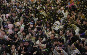  ޗައިނާގެ ބެއިޖިންގްގައި ހުންނަ ޝޮޕިންގް މޯލެއްގައި ބޭއްވި އާ އަހަރުގެ ކައުންޓްޑައުން ހަރަކާތުގައި، 2026 ވަނަ އަހަރު ފެށުން ފާހަގަކުރަމުންދިޔަ މީހުންގެ ގަޔަށް ކޮންފެޓީ އުކަމުންދާ މަންޒަރު. [ފޮޓޯ: އެންޑީ ވޮންގް/އޭޕީ ފޮޓޯ]