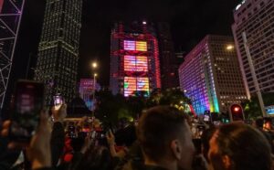  2026 ވަނަ އަހަރު ފެށުން ފާހަގަކުރުމަށްޓަކައި، ހޮންގްކޮންގްގެ މަރުކަޒީ ސަރަޙައްދުގައި (ސެންޓްރަލް ޑިސްޓްރިކްޓް) ބޭއްވި އާ އަހަރަށް މަރުޙަބާ ކިޔުމުގެ 'ކައުންޓްޑައުން' ހަރަކާތުގައި ގިނަ އަދަދެއްގެ ބަޔަކު ބައިވެރިވަނީއެވެ.[ފޮޓޯ: ޗޭން ލޯންގް ހެއި/ އޭޕީ] 