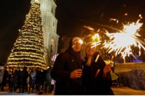 ރަޝިޔާއިން ޔޫކްރެއިނާ ދެކޮޅަށް ކުރަމުންދާ ހަނގުރާމައިގެ ތެރޭގައި، ވެރިރަށް ކިއީވްގައި ކާފިއު ހިންގުމުގެ ކުރިން އައު އަހަރު ފާހަގަކުރުމަށް ކްރިސްމަސް ގަހެއްގެ ކައިރީގައި ބައެއް މީހުން "ސްޕާކްލަރ" ހިފައިގެން ހަރަކާތްތެރިވަނީ. [ގްލެބް ގަރަނިޗް/ރޮއިޓާސް]