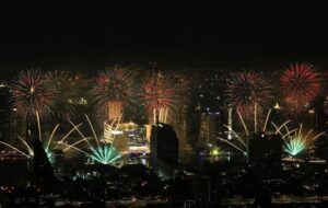 ތައިލެންޑުގެ ބެންކޮކްގައި އާ އަހަރު ފާހަގަކުރުމަށް ބޭއްވި ކުލަގަދަ ހަރަކާތްތަކުގެ ތެރެއިން ހަވާއަރުވަނީ. [ޝަލިނީ ތިރަސޫޕާ/ރޮއިޓާސް]