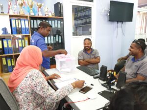 "އަތްގުޅާލައިގެން" މަސައްކަތް ކުރުމަކީ ހަމައެކަނި އުފެއްދުންތެރިކަން އިތުރުވާ ކަމެއް ނޫނެވެ. އެއީ މަސައްކަތުގެ މާހައުލަކީ އުފާވެރި، ހިތްހަމަޖެހޭ ތަނަކަށް ހެދުމަށް އޮތް އެންމެ ކުރު މަގު.