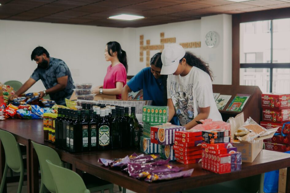 މި އަހަރުގެ ޕްރޮގްރާމަށް ބޭންކުގެ މުވައްޒަފުން ފޯރުކޮށްދިން ދީލަތި އެހީތެރިކަމާއެކު، ޖުމްލަ 200 އަށްވުރެ ގިނަ ކުދީން ހިމެނޭ އާއިލާތަކަށް ބޭނުންވާ އަސާސީ ކާބޯތަކެތީގެ 100 އަށްވުރެ ގިނަ ޕެކް ވަނީ ހަދިޔާކޮށްފައެވެ.