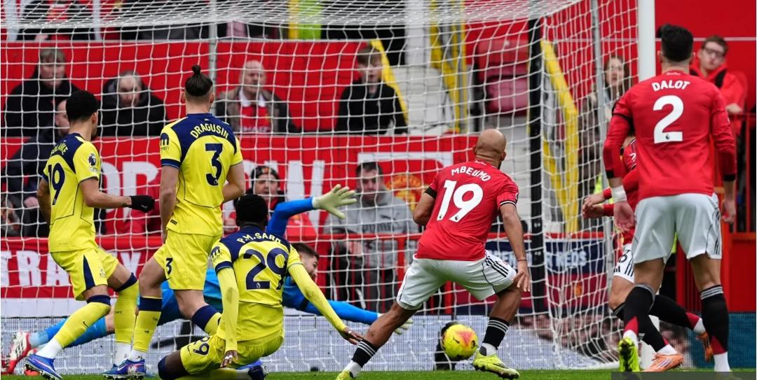 ފެނާންޑޭޒްއާއި ކޯބީ މައިނޫ ގުޅިގެން ނެގި ކޯނަރުން ފޮނުވާލި ބޯޅައިން އެމްބިއުމޯ ޔުނައިޓެޑްގެ ފުރަތަމަ ލަނޑު ކާމިޔާބުކޮށްދެނީ 