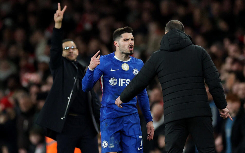 ޗެލްސީގެ އޮފިޝަލުން ނެޓޯ ދަނޑުން ބޭރަށް ގެންދިއުމުގެ ކުރިން، އޭނާ ހަތަރުވަނަ ރެފްރީއާ ދެބަސްވަނީ