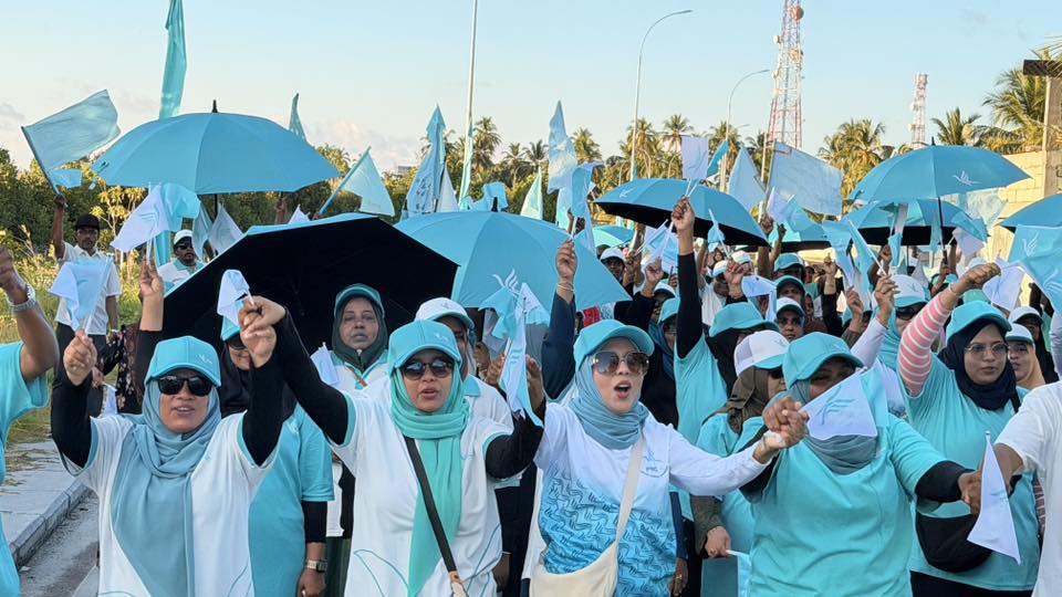 ގޭބިސީތަކަށް ޒިޔާރަތްކުރައްވައި، ރައްޔިތުންގެ ޝުޢޫރުތައް އޮޅުންފިލުއްވުމާއި، ސަރުކާރުގެ ސިޔާސަތުތައް ހިއްސާކުރުމުގައި ޝާހިދު އިސްދައުރެއް އަދާކުރައްވަމުންދާކަން ފާހަގަކުރެވެއެވެ.