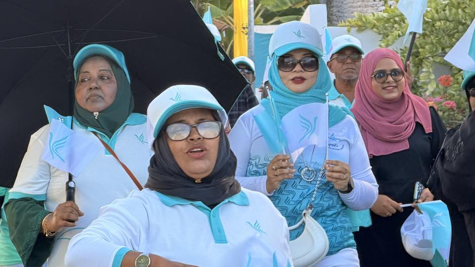 ގޭބިސީތަކަށް ޒިޔާރަތްކުރައްވައި، ރައްޔިތުންގެ ޝުޢޫރުތައް އޮޅުންފިލުއްވުމާއި، ސަރުކާރުގެ ސިޔާސަތުތައް ހިއްސާކުރުމުގައި ޝާހިދު އިސްދައުރެއް އަދާކުރައްވަމުންދާކަން ފާހަގަކުރެވެއެވެ.