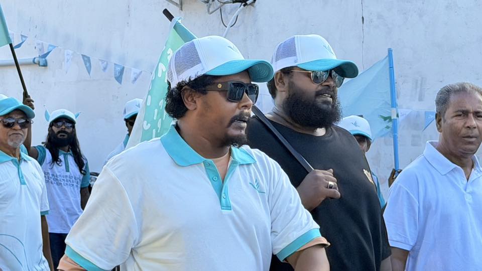 ގޭބިސީތަކަށް ޒިޔާރަތްކުރައްވައި، ރައްޔިތުންގެ ޝުޢޫރުތައް އޮޅުންފިލުއްވުމާއި، ސަރުކާރުގެ ސިޔާސަތުތައް ހިއްސާކުރުމުގައި ޝާހިދު އިސްދައުރެއް އަދާކުރައްވަމުންދާކަން ފާހަގަކުރެވެއެވެ.