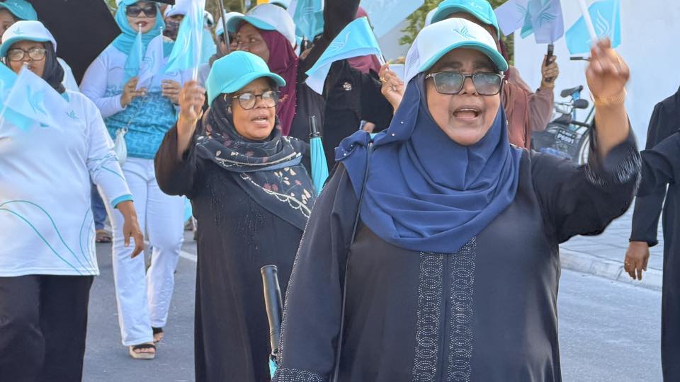 ޕީއެންސީގެ ކެމްޕޭން ހަރަކާތްތަކުގެ ތެރެއިން ހުޅުދޫގައި މިހާރު ކުރިއަށްދާ "ދޮރުން ދޮރަށް" ހިނގުމުގެ ހަރަކާތްތަކުގައި މެމްބަރު ޝާހިދު އަމަލީގޮތުން ބައިވެރިވެވަޑައިގަންނަވަމުން އެބަގެންދަވައެވެ. 