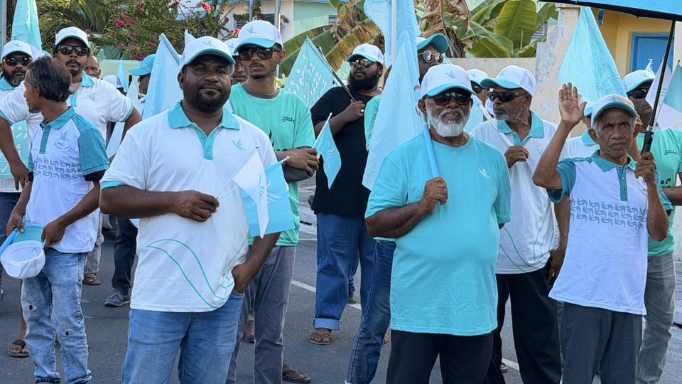 ގޭބިސީތަކަށް ޒިޔާރަތްކުރައްވައި، ރައްޔިތުންގެ ޝުޢޫރުތައް އޮޅުންފިލުއްވުމާއި، ސަރުކާރުގެ ސިޔާސަތުތައް ހިއްސާކުރުމުގައި ޝާހިދު އިސްދައުރެއް އަދާކުރައްވަމުންދާކަން ފާހަގަކުރެވެއެވެ.