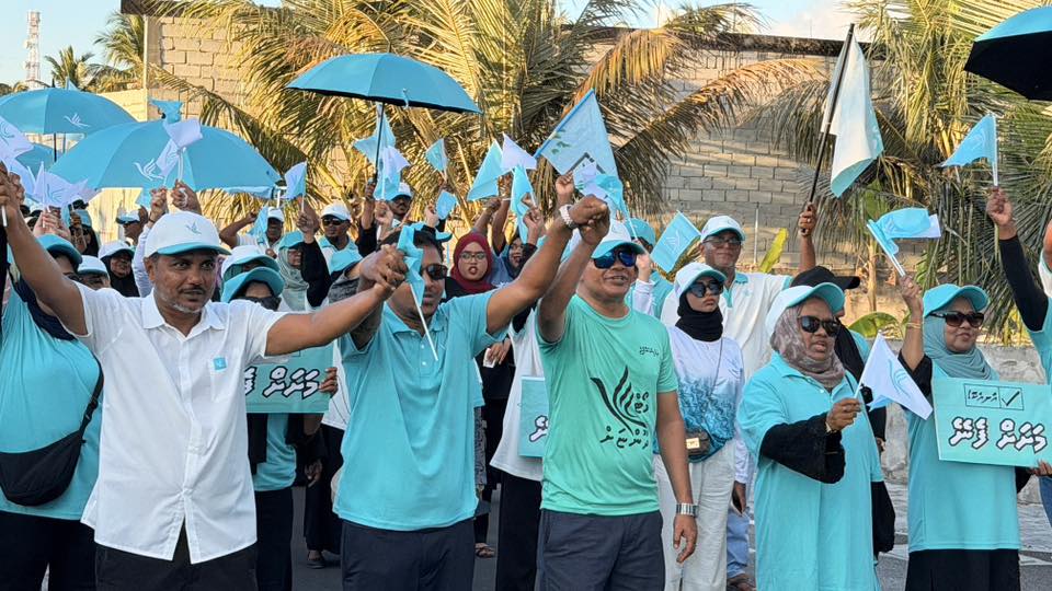 ޝާހިދު އިސްވެ ހުންނަވައިގެން ބޭއްވި މި ހިނގާލުމަކީ ދެ އިންތިޚާބެއް އެއް ދުވަހެއްގައި ބޭއްވުމަށް ސަރުކާރުން ނިންމާފައިވާ ނިންމުމަށް ތާޢީދުކުރުމުގެ ގޮތުން ބޭއްވި ހަރަކާތެކެވެ. 