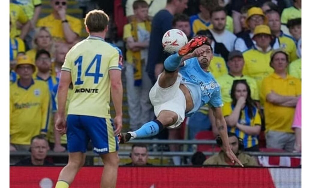 މެންޗެސްޓަރ ސިޓީގެ ޓިޖާނީ ރެއިންޑަރސް ގޯލަށް ބޯޅަ ފޮނުވާލަނީ. (ފޮޓޯ: އޭ.ޕީ/ކިން ޗިއުންގް)