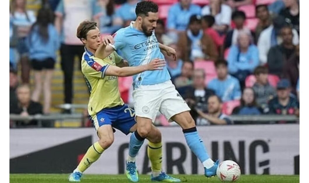 ބޯޅަ ހޯދުމަށް ސައުތެމްޕްޓަންގެ ކެސްޕަރ ޖެންޑަރ އާއި ސިޓީގެ ރަޔާން ޗެރްކީ މަސައްކަތްކުރަނީ. (ފޮޓޯ: އޭ.ޕީ/އެލެސްޓްއާ ގްރާންޓް)