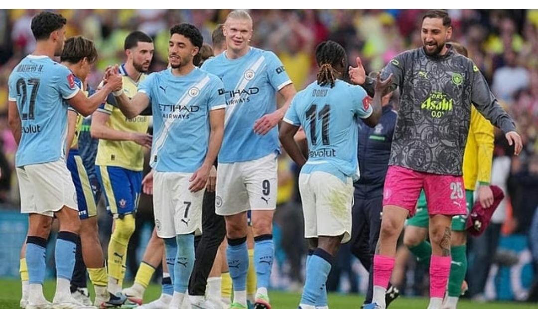 އިނގިރޭސިވިލާތުގެ މެންޗެސްޓަރގައި ކުޅުނު ސެމީ ފައިނަލް މެޗަށްފަހު މެންޗެސްޓަރ ސިޓީގެ ކުޅުންތެރިން މޮޅުވުމުގެ އުފާ ފާޅުކުރަނީ. (ފޮޓޯ: އޭ.ޕީ/ކިން ޗިއުންގް)