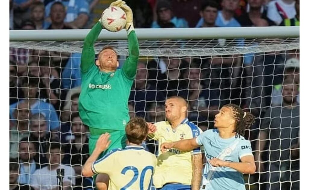 ސައުތެމްޕްޓަންގެ ގޯލްކީޕަރު ޑެނިއަލް ޕެރޭޓްޒް ބޯޅަ ހިފަހައްޓަނީ. (ފޮޓޯ: އޭ.ޕީ/އެލެސްޓްއާ ގްރާންޓް)