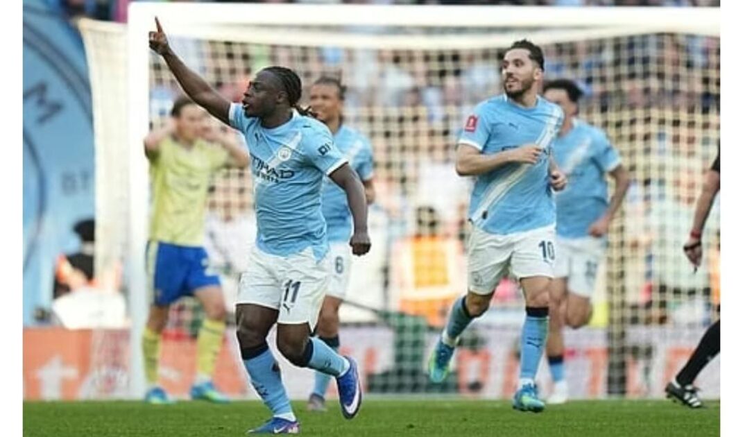 މެންޗެސްޓަރ ސިޓީގެ ޖެރެމީ ޑޯކޫ ލަނޑު ޖެހުމަށްފަހު އުފާފާޅުކުރަނީ. (ފޮޓޯ: އޭ.ޕީ/އެލެސްޓްއާ ގްރާންޓް)