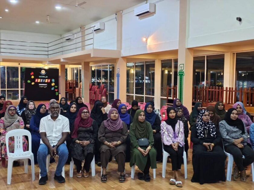 އެމްޕީ އައްދު މީދޫ ޒުވާނުންނާއި ބައްދަލުކުރެއްވުމަށް ބޭއްވި ބައްދަލުވުމުގެ ތެރެއިން- ފޮޓޯ: އައްދު ފޭސްބުކް ޕޭޖުން 