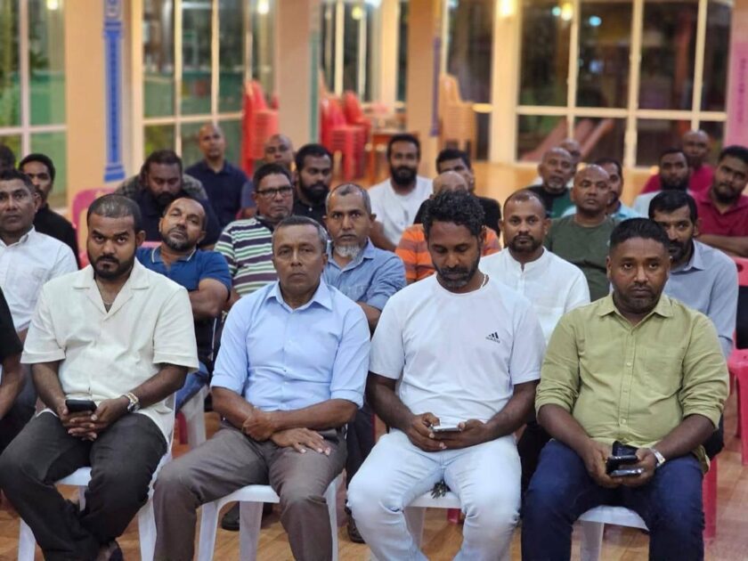 އެމްޕީ އައްދު މީދޫ ޒުވާނުންނާއި ބައްދަލުކުރެއްވުމަށް ބޭއްވި ބައްދަލުވުމުގެ ތެރެއިން- ފޮޓޯ: އައްދު ފޭސްބުކް ޕޭޖުން 