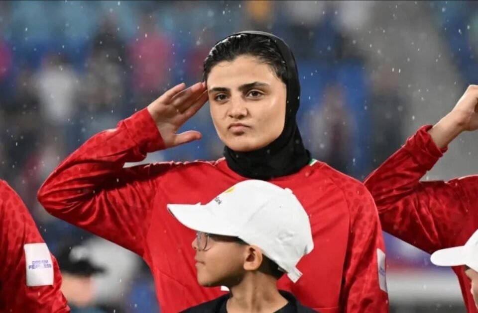 2026 ވަނަ އަހަރު އޭއެފްސީ ވުމަންސް އޭޝިއަން ކަޕްގެ މެޗެއް ފެށުމުގެ ކުރިން: ގައުމީ ސަލާމް ކިޔަމުންދިޔަ ވަގުތު އީރާނުގެ ފާތިމަތު ފަސަންދީދީ އިހުތިރާމްގެ ސަލާމެއް ކުރަނީ ( ފޮޓޯ: ޑޭވްހަންޓް/އީޕީއޭ ) 