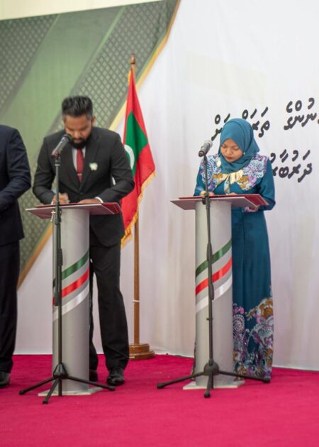 އައްޑޫ މީދޫ ކައުންސިލަށް އަލަށް އިންތިޚާބުވި މެންބަރުންނާއި، އަންހެނުންގެ ތަރައްޤީއަށް މަސައްކަތްކުރާ ކޮމިޓީގެ މެންބަރުން މަޤާމުގެ އިޤުރާރުގައި ސޮއިކުރެއްވުމަށް ބޭއްވުނު ރަސްމިއްޔާތު