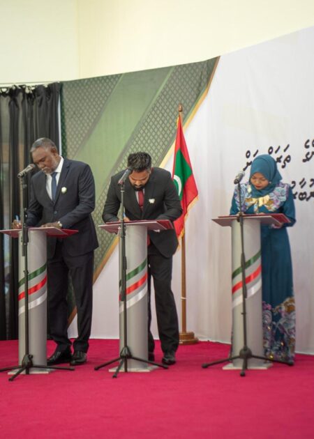 އައްޑޫ މީދޫ ކައުންސިލަށް އަލަށް އިންތިޚާބުވި މެންބަރުންނާއި، އަންހެނުންގެ ތަރައްޤީއަށް މަސައްކަތްކުރާ ކޮމިޓީގެ މެންބަރުން މަޤާމުގެ އިޤުރާރުގައި ސޮއިކުރެއްވުމަށް ބޭއްވުނު ރަސްމިއްޔާތު