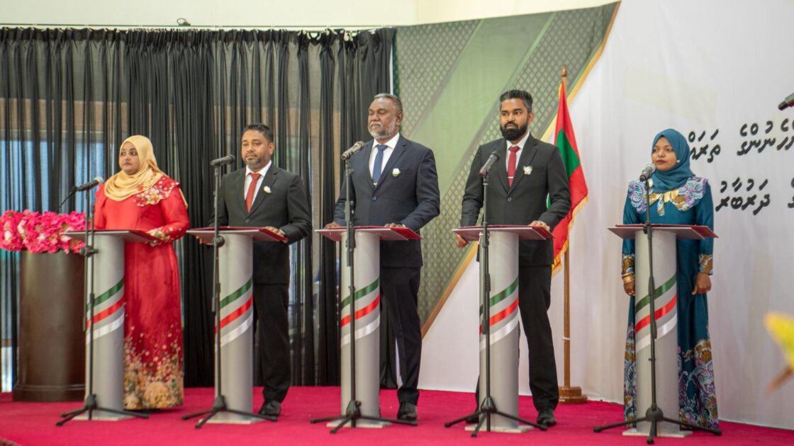 އައްޑޫ މީދޫ ކައުންސިލަށް އަލަށް އިންތިޚާބުވި މެންބަރުންނާއި، އަންހެނުންގެ ތަރައްޤީއަށް މަސައްކަތްކުރާ ކޮމިޓީގެ މެންބަރުން މަޤާމުގެ އިޤުރާރުގައި ސޮއިކުރެއްވުމަށް ބޭއްވުނު ރަސްމިއްޔާތު