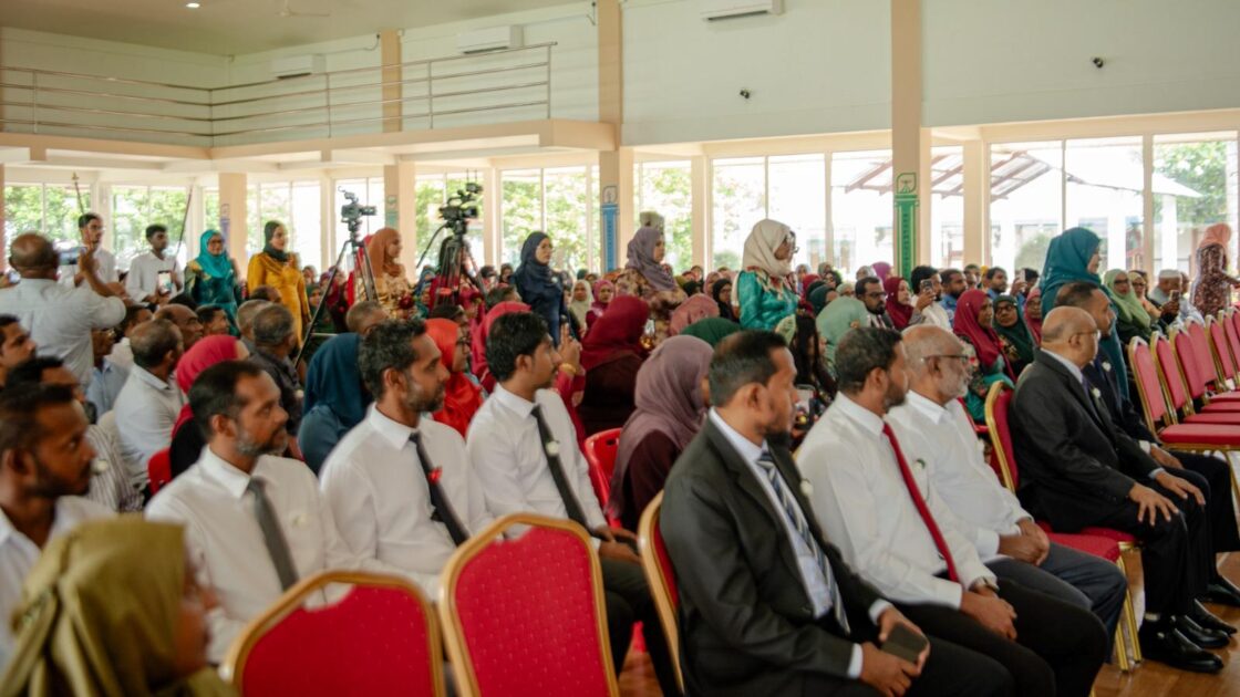 އައްޑޫ މީދޫ ކައުންސިލަށް އަލަށް އިންތިޚާބުވި މެންބަރުންނާއި، އަންހެނުންގެ ތަރައްޤީއަށް މަސައްކަތްކުރާ ކޮމިޓީގެ މެންބަރުން މަޤާމުގެ އިޤުރާރުގައި ސޮއިކުރެއްވުމަށް ބޭއްވުނު ރަސްމިއްޔާތު